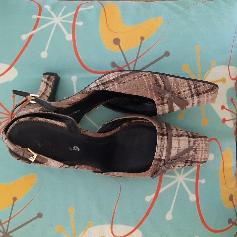 chic Slingback Pumps. NINA.  Size9